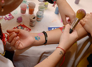 Atelier de tatouages réalisés au pochoir avec des paillette