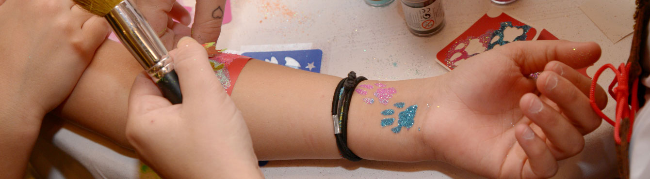 Ateliers de tatouage pour les enfants animés par Alexandra Bay