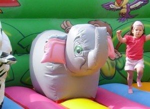 location d'une aire de jeux gonflable avec éléphant et tigre